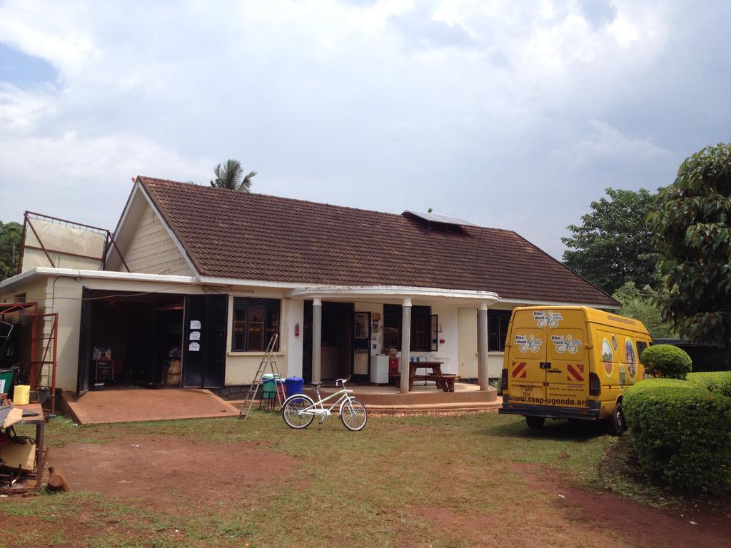 Отель Bikeventures House Uganda Джинджа Экстерьер фото