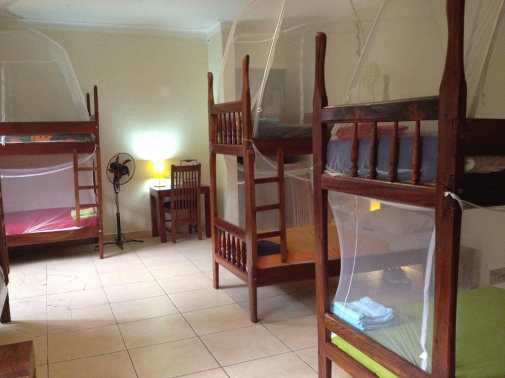 Отель Bikeventures House Uganda Джинджа Экстерьер фото