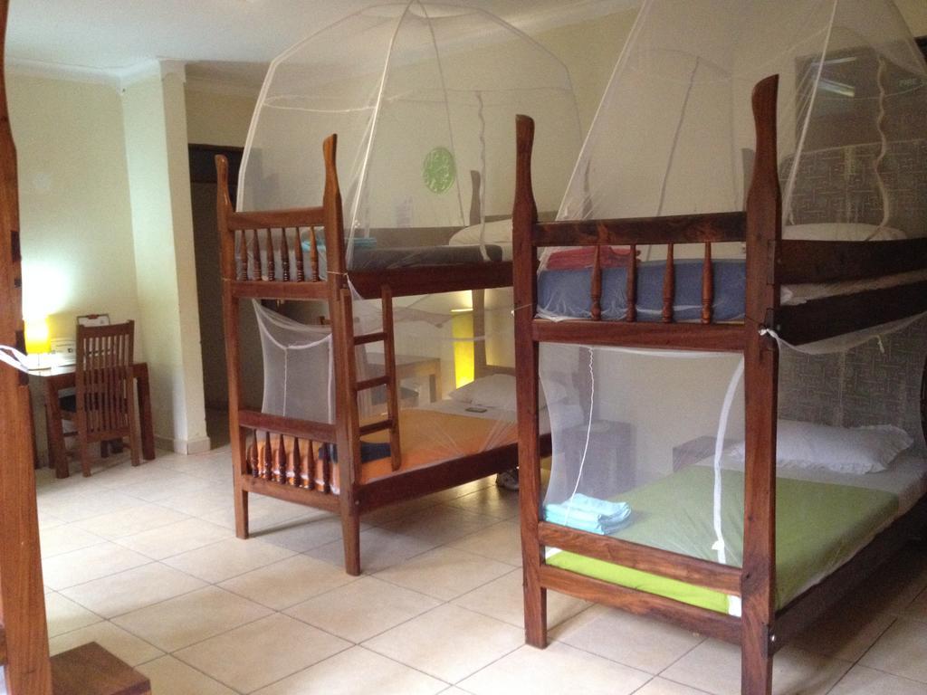 Отель Bikeventures House Uganda Джинджа Экстерьер фото