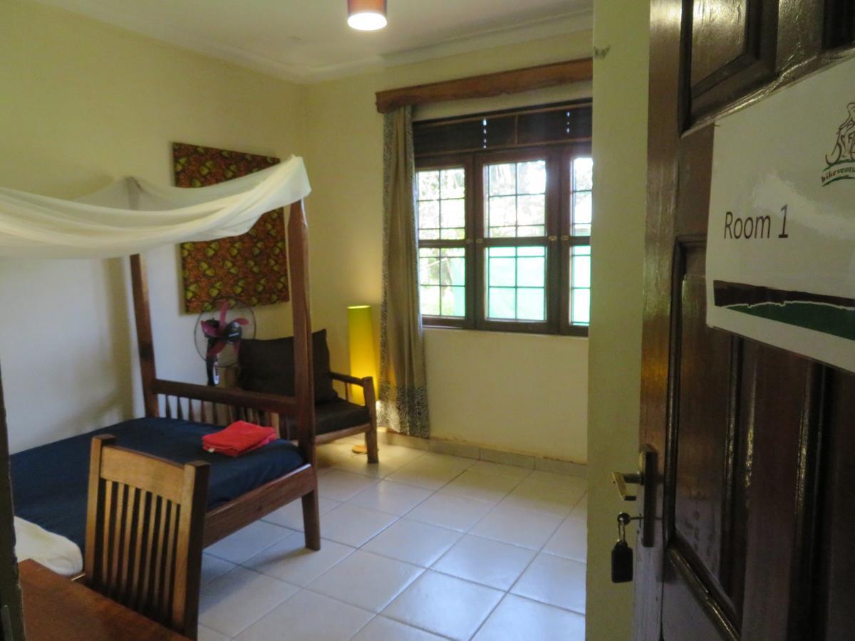 Отель Bikeventures House Uganda Джинджа Экстерьер фото