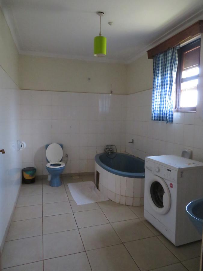 Отель Bikeventures House Uganda Джинджа Экстерьер фото
